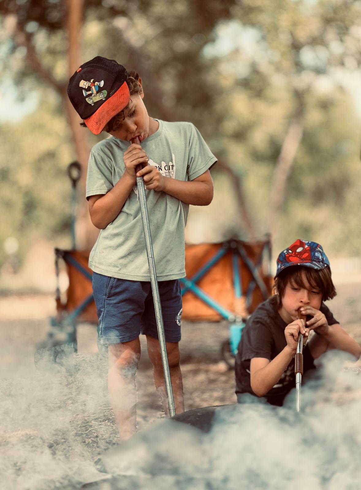 ילדים חוצבים עץ